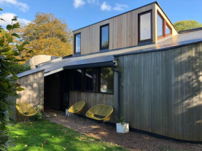 Unique & Rural Child Friendly Annexe with Large Gardens, Games & Tennis Court - Chichester Holiday Properties